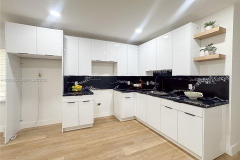 House in Miami, Florida 3 bedrooms, 105.35 sq.m. № 2401282 - photo 7