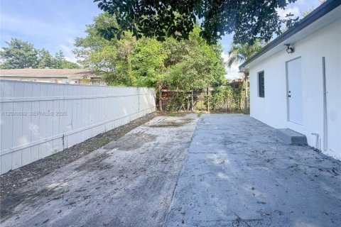 House in Miami, Florida 3 bedrooms, 105.35 sq.m. № 2401282 - photo 21