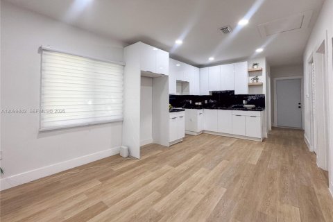 House in Miami, Florida 3 bedrooms, 105.35 sq.m. № 2401282 - photo 6
