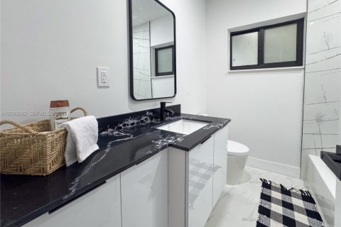House in Miami, Florida 3 bedrooms, 105.35 sq.m. № 2401282 - photo 11