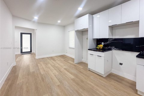 House in Miami, Florida 3 bedrooms, 105.35 sq.m. № 2401282 - photo 10