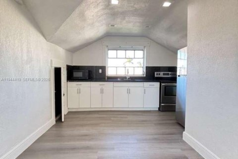 House in Miami, Florida 2 bedrooms, 323.67 sq.m. № 2001650 - photo 2