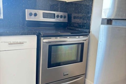 House in Miami, Florida 2 bedrooms, 323.67 sq.m. № 2001650 - photo 4