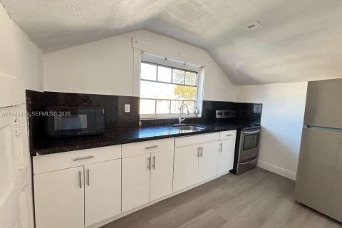 House in Miami, Florida 2 bedrooms, 323.67 sq.m. № 2001650 - photo 3