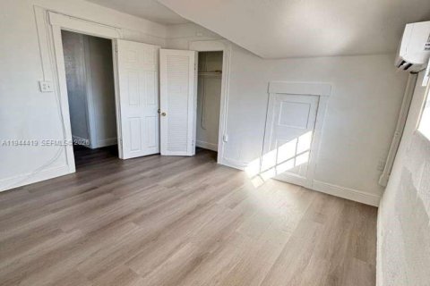 House in Miami, Florida 2 bedrooms, 323.67 sq.m. № 2001650 - photo 13