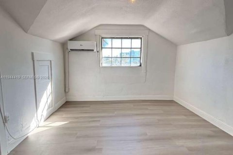 House in Miami, Florida 2 bedrooms, 323.67 sq.m. № 2001650 - photo 7