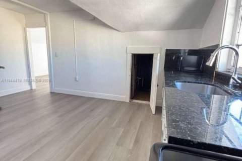 House in Miami, Florida 2 bedrooms, 323.67 sq.m. № 2001650 - photo 5