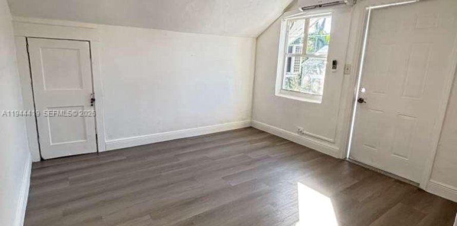 House in Miami, Florida 2 bedrooms, 323.67 sq.m. № 2001650