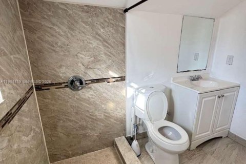 House in Miami, Florida 2 bedrooms, 323.67 sq.m. № 2001650 - photo 10