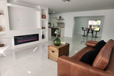 House in Plantation, Florida 2 bedrooms, 133.59 sq.m. № 1952208 - photo 3