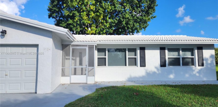 House in Plantation, Florida 2 bedrooms, 133.59 sq.m. № 1952208