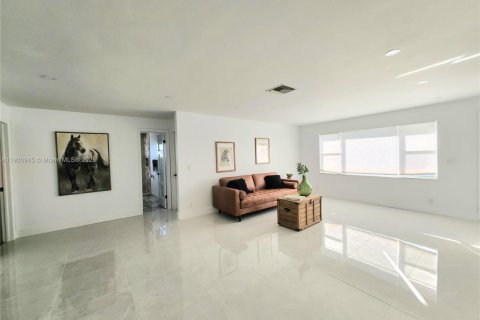 House in Plantation, Florida 2 bedrooms, 133.59 sq.m. № 1952208 - photo 2