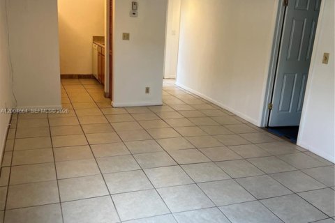 Condo in Coral Springs, Florida, 1 bedroom  № 2068716 - photo 4