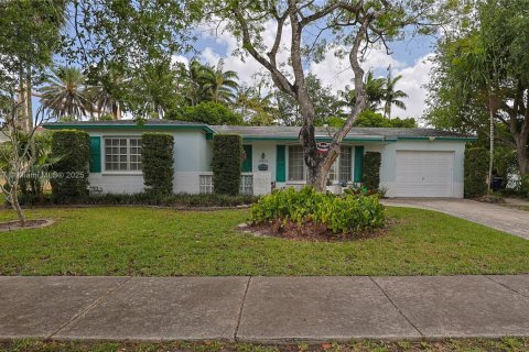 House in Miami, Florida 3 bedrooms, 192.77 sq.m. № 1752157 - photo 1