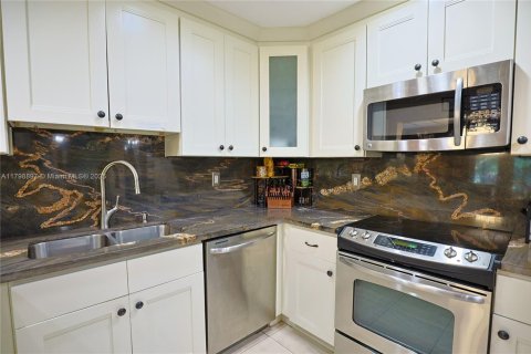 House in Miami, Florida 3 bedrooms, 192.77 sq.m. № 1752157 - photo 12