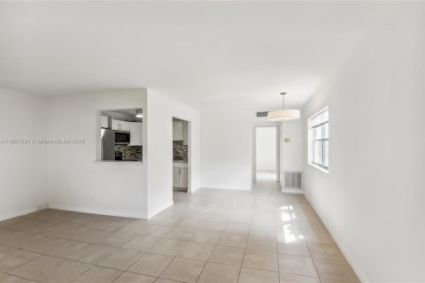 Condo in Delray Beach, Florida, 1 bedroom  № 1882435 - photo 12