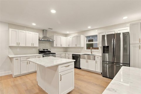 Villa ou maison à louer à Saint Petersburg, Floride: 4 chambres, 202.53 m2 № 2408997 - photo 5
