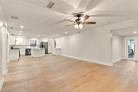Villa ou maison à louer à Saint Petersburg, Floride: 4 chambres, 202.53 m2 № 2408997 - photo 10