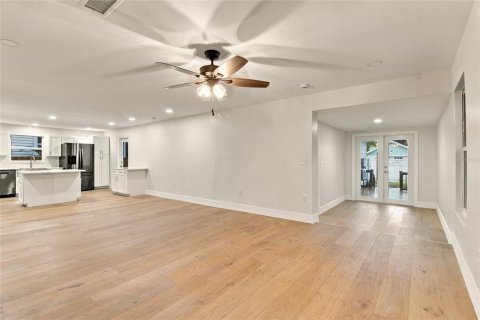 Villa ou maison à louer à Saint Petersburg, Floride: 4 chambres, 202.53 m2 № 2408997 - photo 9