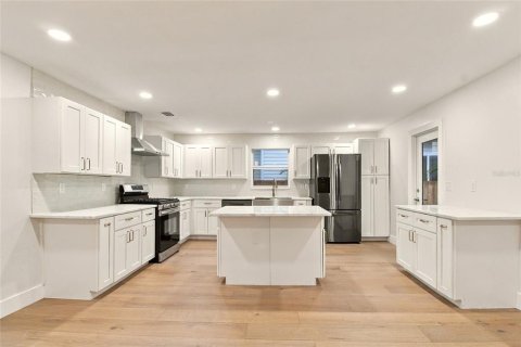 Villa ou maison à louer à Saint Petersburg, Floride: 4 chambres, 202.53 m2 № 2408997 - photo 4