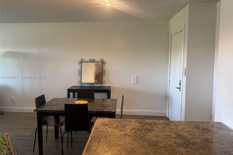 Condo in Miami, Florida, 2 bedrooms № 1994044 - photo 4