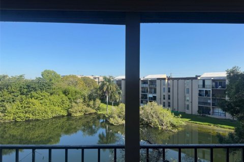 Condo in Miami, Florida, 2 bedrooms № 1994044 - photo 1