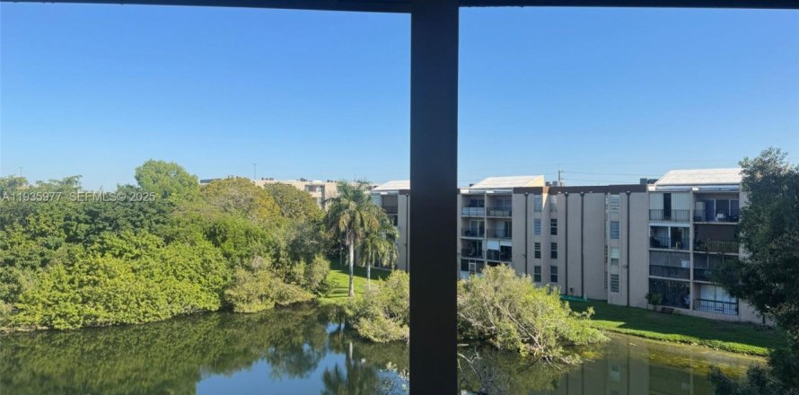 Condo in Miami, Florida, 2 bedrooms № 1994044