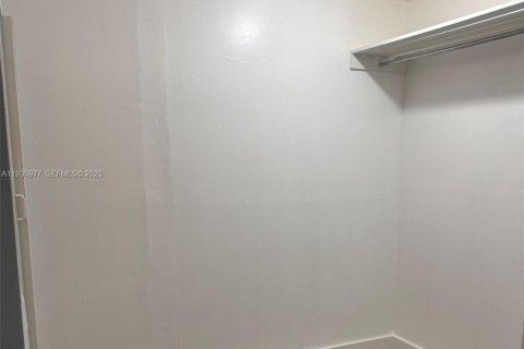 Condo in Miami, Florida, 2 bedrooms № 1994044 - photo 9