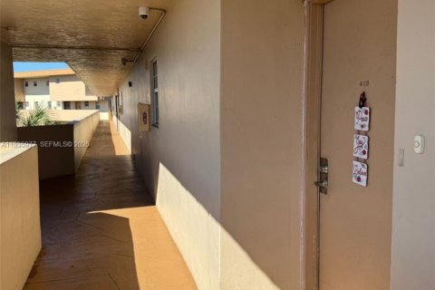 Condo in Miami, Florida, 2 bedrooms № 1994044 - photo 2