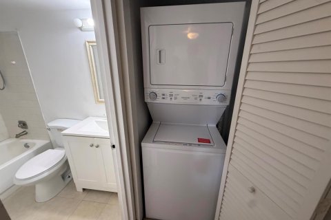 Condo in Hollywood, Florida, 2 bedrooms  № 2251199 - photo 9