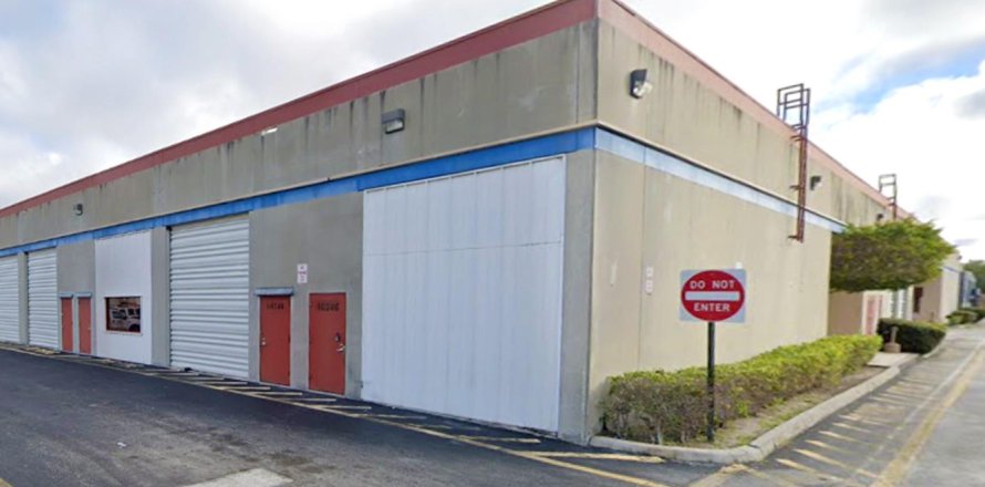 Commercial property in Sunrise, Florida № 932567