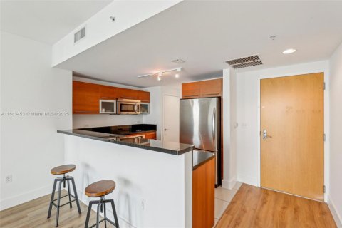 Condo in Miami, Florida, 2 bedrooms  № 1418405 - photo 13