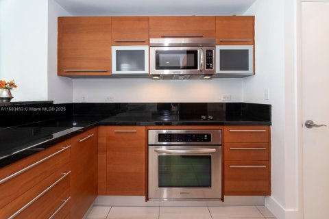Condo in Miami, Florida, 2 bedrooms  № 1418405 - photo 16