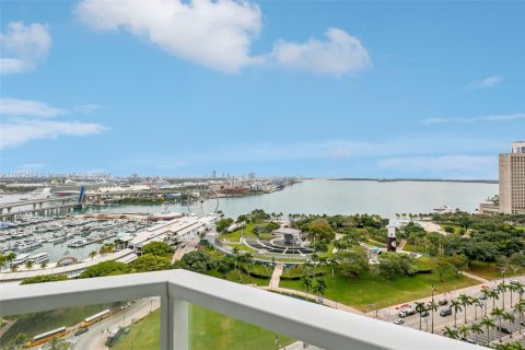 Condo in Miami, Florida, 2 bedrooms  № 1418405 - photo 7