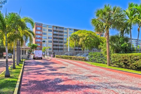 Condominio en venta en Miami, Florida, 1 dormitorio, 96.25 m2 № 1699112 - foto 17