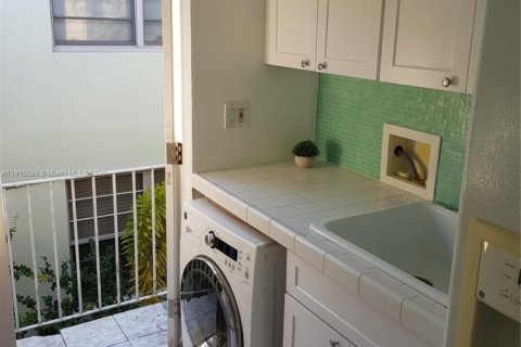 Condo in Miami Beach, Florida  № 1971774 - photo 9