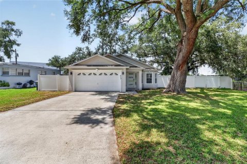 House in Lakeland, Florida 3 bedrooms, 122.45 sq.m. № 2204725