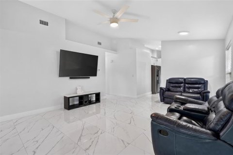 House in Lakeland, Florida 3 bedrooms, 122.45 sq.m. № 2204725 - photo 11