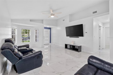 House in Lakeland, Florida 3 bedrooms, 122.45 sq.m. № 2204725 - photo 14