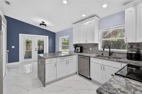 House in Lakeland, Florida 3 bedrooms, 122.45 sq.m. № 2204725 - photo 16
