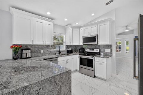 House in Lakeland, Florida 3 bedrooms, 122.45 sq.m. № 2204725 - photo 17