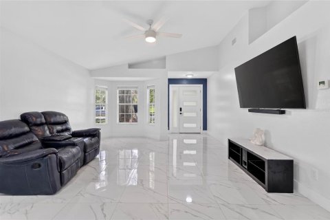 House in Lakeland, Florida 3 bedrooms, 122.45 sq.m. № 2204725 - photo 12