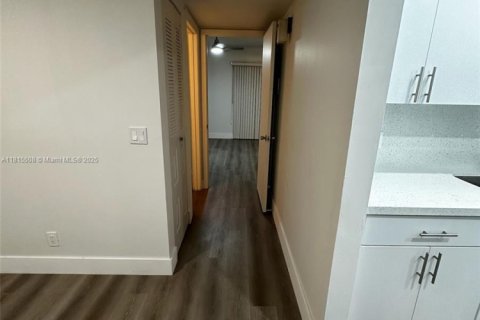 Copropriété à louer à Pembroke Pines, Floride: 1 chambre, 75.34 m2 № 1768621 - photo 6