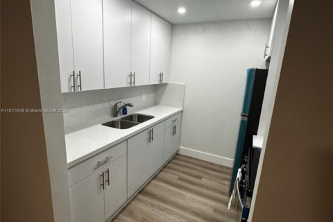 Copropriété à louer à Pembroke Pines, Floride: 1 chambre, 75.34 m2 № 1768621 - photo 2