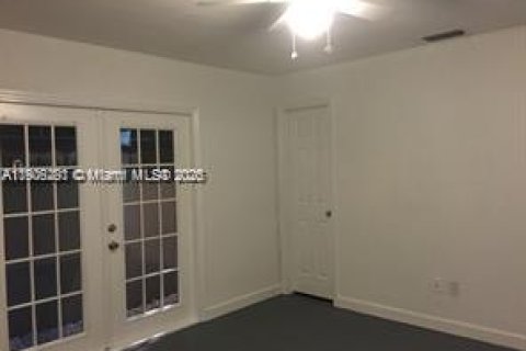 Снять в аренду коммерческую недвижимость в Майами, Флорида 1 спальня, 46.45м2, № 1956903 - фото 16