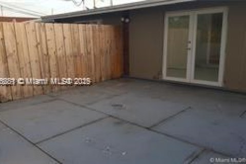 Снять в аренду коммерческую недвижимость в Майами, Флорида 1 спальня, 46.45м2, № 1956903 - фото 17