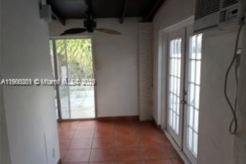 Снять в аренду коммерческую недвижимость в Майами, Флорида 1 спальня, 46.45м2, № 1956903 - фото 12