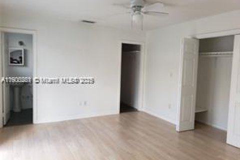 Снять в аренду коммерческую недвижимость в Майами, Флорида 1 спальня, 46.45м2, № 1956903 - фото 10