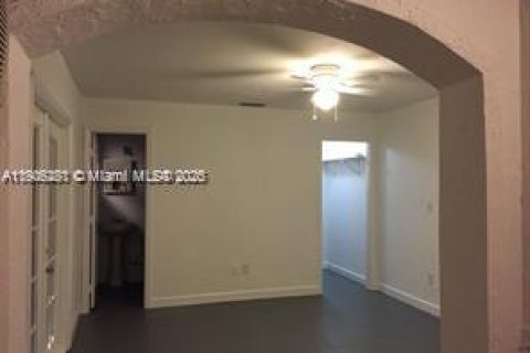 Снять в аренду коммерческую недвижимость в Майами, Флорида 1 спальня, 46.45м2, № 1956903 - фото 13