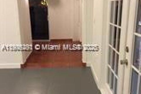 Снять в аренду коммерческую недвижимость в Майами, Флорида 1 спальня, 46.45м2, № 1956903 - фото 6